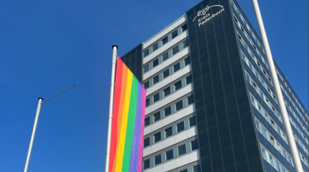 Ein Zeichen für Offenheit, Toleranz und gegenseitigen Respekt: Von Sonntag, den 17. bis Dienstag, den 19. Mai weht vor dem Paderborner Kreishaus die Regenbogenflagge (Archivbild Kreis Paderborn). © Kreis Paderborn